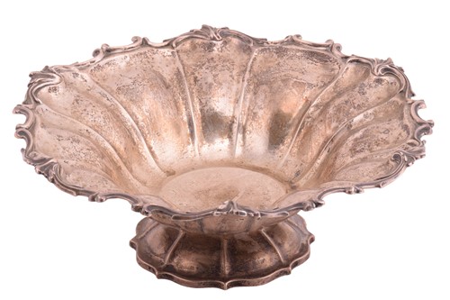 Lot 533 - A large silver fruit bowl by Edward Barnard &...