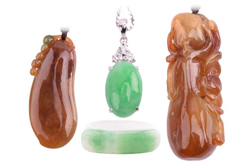 Lot 14 - A small collection of Chinese carved jade...