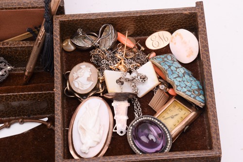 Lot 39 - A collection of jewellery including a pair of...