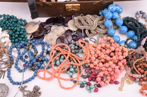 Lot 39 - A collection of jewellery including a pair of...