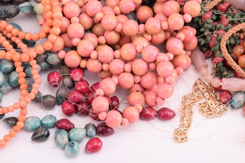 Lot 39 - A collection of jewellery including a pair of...