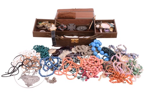 Lot 39 - A collection of jewellery including a pair of...