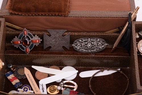 Lot 39 - A collection of jewellery including a pair of...