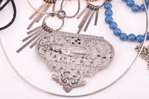 Lot 39 - A collection of jewellery including a pair of...