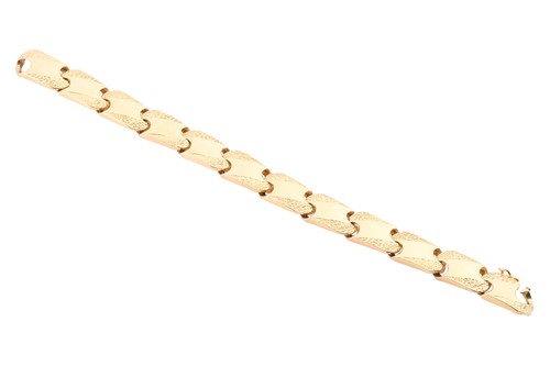 Lot 151 - A fancy curb link chain, panels part textured,...