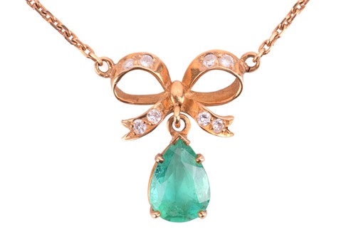 Lot 172 - An emerald and diamond bow necklace, the...