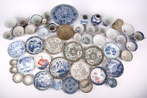 Lot 121 - A small study collection of Chinese porcelain...