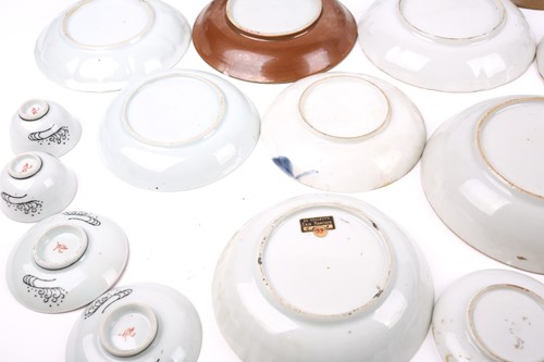 Lot 121 - A small study collection of Chinese porcelain...