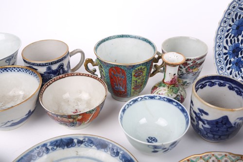 Lot 121 - A small study collection of Chinese porcelain...