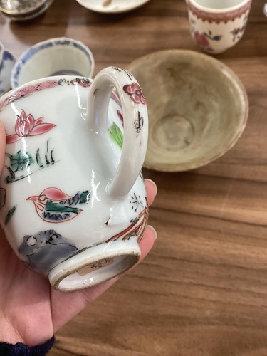 Lot 121 - A small study collection of Chinese porcelain...