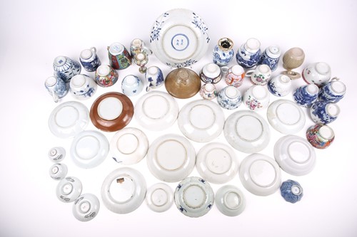 Lot 121 - A small study collection of Chinese porcelain...