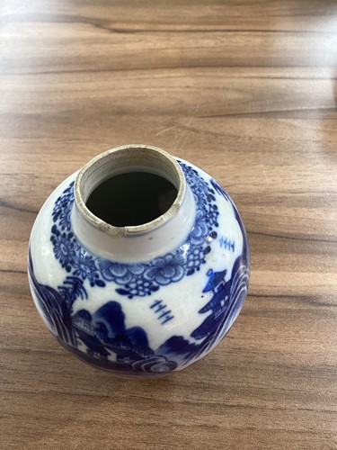 Lot 121 - A small study collection of Chinese porcelain...