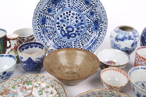 Lot 121 - A small study collection of Chinese porcelain...