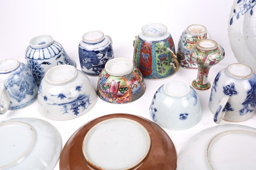 Lot 121 - A small study collection of Chinese porcelain...