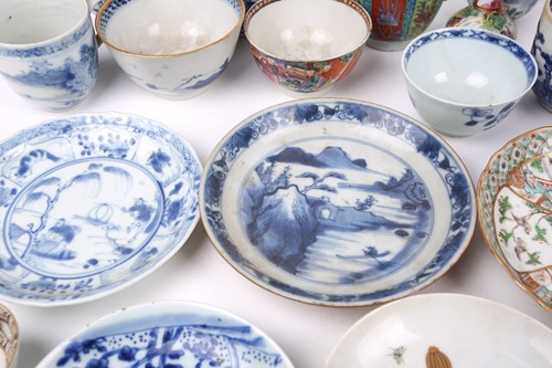 Lot 121 - A small study collection of Chinese porcelain...