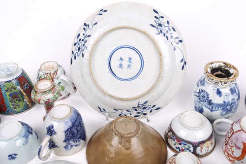 Lot 121 - A small study collection of Chinese porcelain...