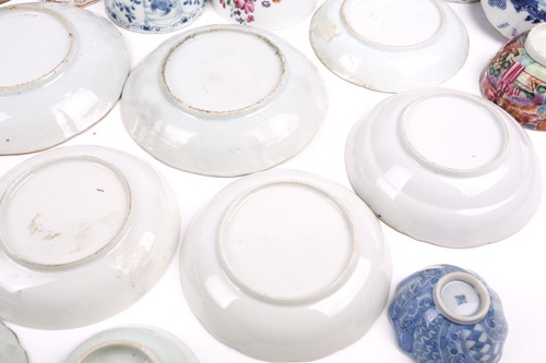 Lot 121 - A small study collection of Chinese porcelain...