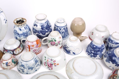 Lot 121 - A small study collection of Chinese porcelain...