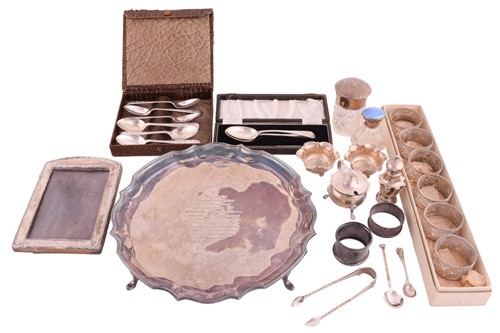 Lot 523 - A mixed collection of white metal and silver...