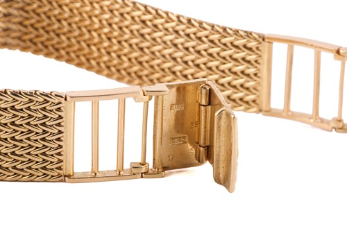 Lot 425 - A Chopard 18k gold gentleman's quartz...