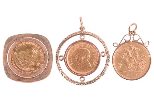 Lot 310 - A Half sovereign pendant, a 1/10 Krugerrand...