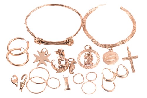 Lot 87 - A collection of yellow metal items stamped 9ct,...
