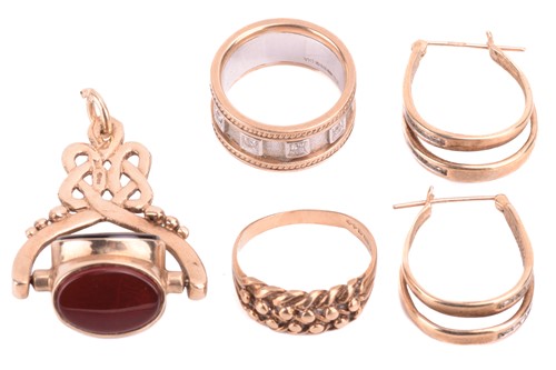 Lot 103 - A small collection of gold jewellery items...