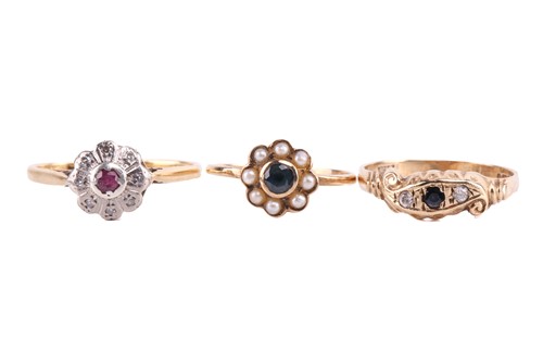Lot 84 - A collection of jewellery including a pendant...