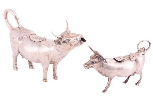 Lot 421 - A silver cow creamer in traditional form,...