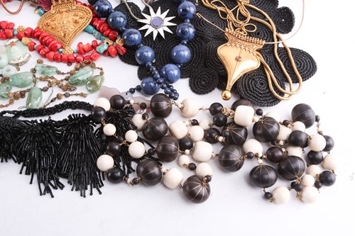 Lot 124 - A large collection of costume jewellery...