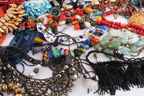 Lot 124 - A large collection of costume jewellery...