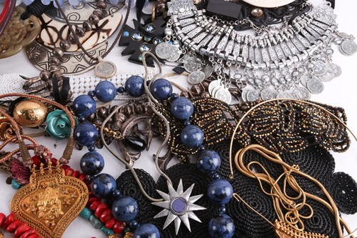Lot 124 - A large collection of costume jewellery...