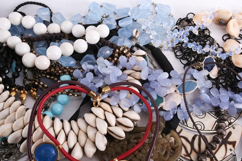 Lot 124 - A large collection of costume jewellery...