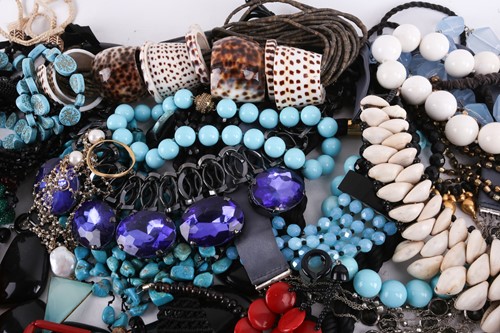 Lot 124 - A large collection of costume jewellery...