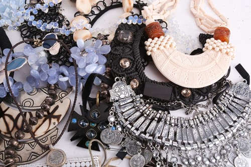 Lot 124 - A large collection of costume jewellery...