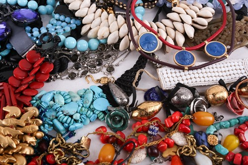Lot 124 - A large collection of costume jewellery...