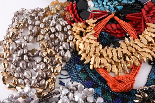 Lot 124 - A large collection of costume jewellery...