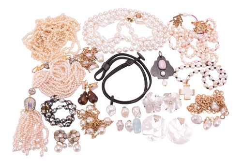 Lot 174 - A large collection of jewellery comprising a...