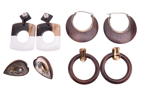 Lot 61 - A small collection of mixed jewellery items...
