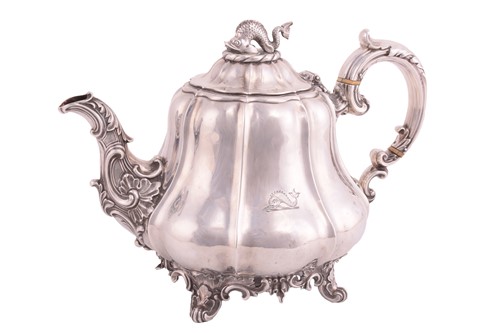 Lot 415 - A Victorian silver teapot by Edward, Edward...