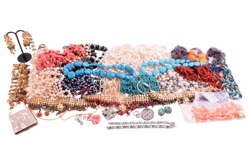 Lot 136 - A large collection of mixed jewellery,...