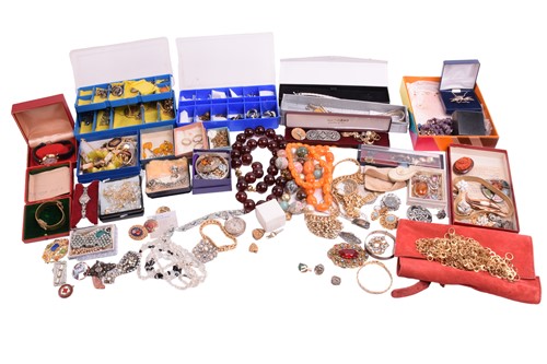 Lot 264 - A large collection of costume jewellery and...