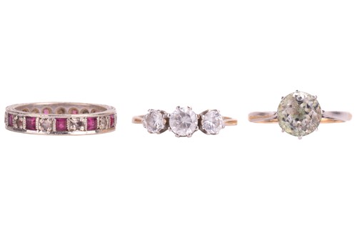 Lot 140 - Three 9ct gold rings. Paste single stone ring...