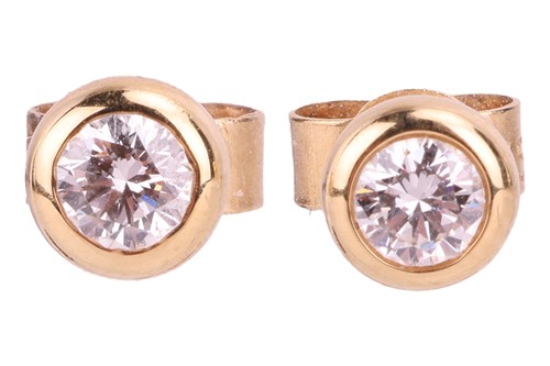 Lot 19 - A pair of diamond stud earrings in 18ct yellow...