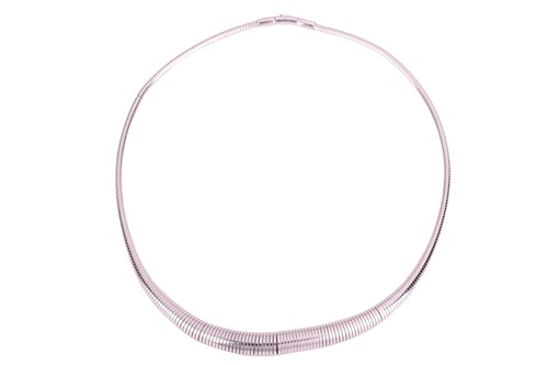 Lot 89 - A tapered tubogas necklace in white metal...