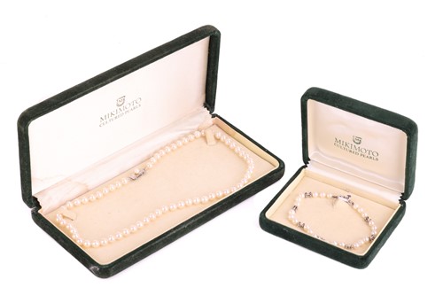 Lot 45 - A Mikimoto cultured pearl bracelet and a...