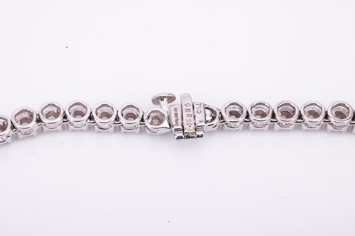 Lot 94 - A diamond line necklace set with a single row...