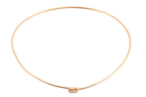 Lot 36 - A wire necklace in yellow metal marked '9ct',...