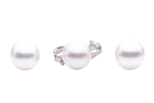 Lot 143 - A cultured saltwater pearl dress ring and a...