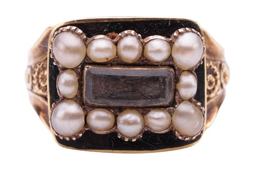 Lot 4 - An early Victorian mourning ring set with...
